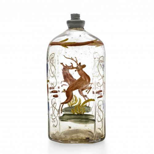 Schnapsflasche, Bayern, 18. Jh. Farbloses Glas, farbig bemalt, springender Hirsch, umseitig Hund. Zinnschraubverschluss, Deckel fehlt. H. 14 cm.