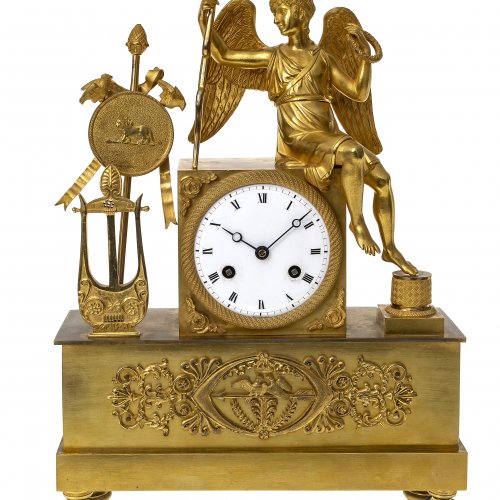 Pendule mit Amor, Allegorie der Freundschaft, Bronze, feuervergoldet, Frankreich, um 1830, H. 35 cm.