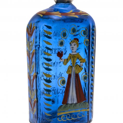 Schnapsflasche. Blaues Glas, farbige Emailmalerei. Mit Dame und Sinnspruch. Verschluss fehlt. H. 15 cm.