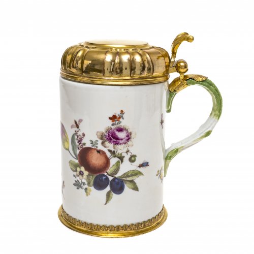 Walzenkrug, Porzellan. Meissen(?). Vergoldete Kupfermontierung. Blumendekor.