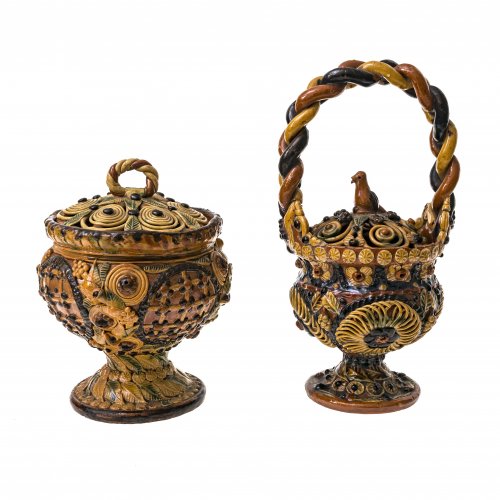 Körbchen und Deckelschüssel. Hessen (Marburg), 19. Jh. Irdenware, braunes und ockerfarbenes Auflegdekor. Leicht best. H. 17,5-24 cm.