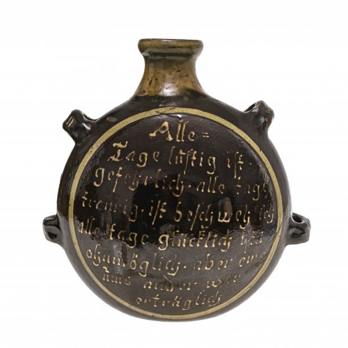 Feldflasche. Franken. Irdenware, braun glasiert, mit Inschrift. H. 25 cm.