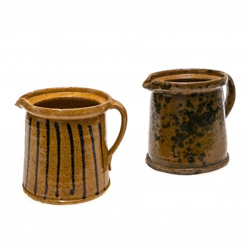 Zwei Töpfe. Gunzenhausen. Irdenware, ockerfarben glasiert, mit Streifen bzw. grün gesprenkeltem Dekor. Min. best. H. 11-12 cm.