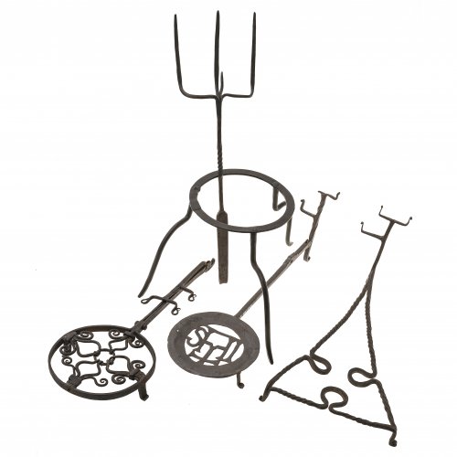 Konvolut bäuerliches Küchengerät, 5-teilig: 3 Pfannenknechte, 1 Topfgestell, 1 Ofengabel. Schmiedeeisen. L. 42-52 bzw. H. 22 cm.