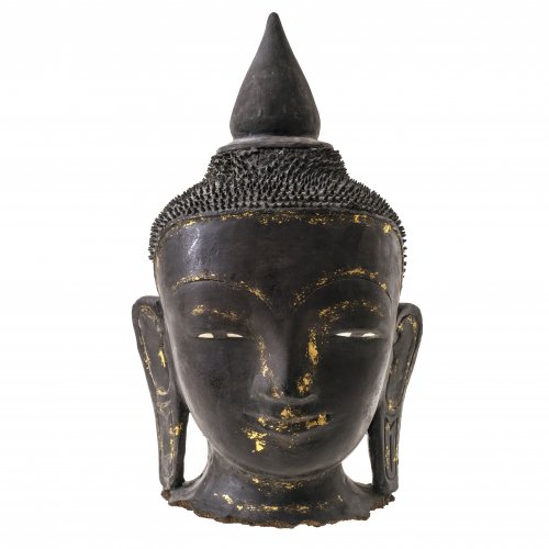 Buddhakopf. Myanmar (Birma), 19. Jh. Shan-Stil. Lackarbeit mit Resten von Vergoldung. H. 42,5 cm. Am Hals besch.