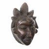 Maske. Benin/Westafrika. Bronze, Hohlguss. Weiblicher Kopf mit Narbentatauierung auf der Stirn. H. 27 cm.