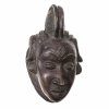 Maske. Benin/Westafrika. Bronze, Hohlguss. Weiblicher Kopf mit Narbentatauierung auf der Stirn, Rand mit Bohrlöchern. H. 27 cm.