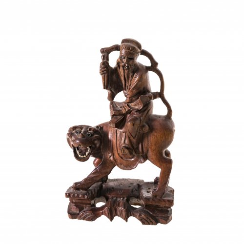 Chinese auf einem Tiger. Holzfigur. H. 15 cm. Besch. (Riss)