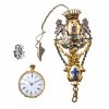 Châtelaine mit Taschenuhr. Silber, emailliert, Perlenbesatz, mit Schuhanhänger, Taschenuhr sign.: Charles Oudin. Rückseitige Emailmontierung lose, Öse am Aufzugsrad fehlt. L. 14 cm, ø Uhr 3 cm.