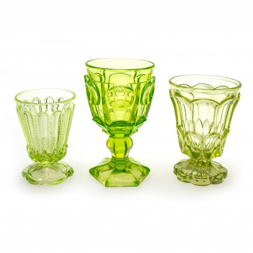 Drei Fußbecher. Annagrünes Glas, tw. gepresst. H. 11-15 cm.