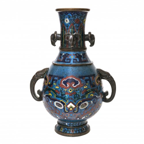 Cloisonné-Vase. China. Bronze, farbig emailliert, Hu-Form mit Widderkopfdekor, gemarkt. H. 30 cm. Email best.