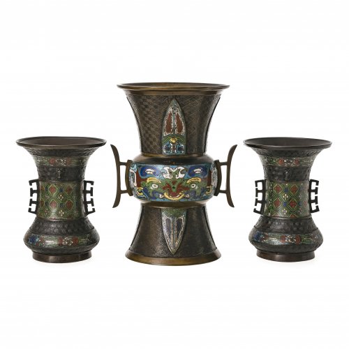 Drei Cloisonné-Henkelvasen. China oder Japan, 19. Jh. Bronze, farbiger Emaildekor, eine Vase mit gegossener Siegelmarke. H. 18-26 cm.