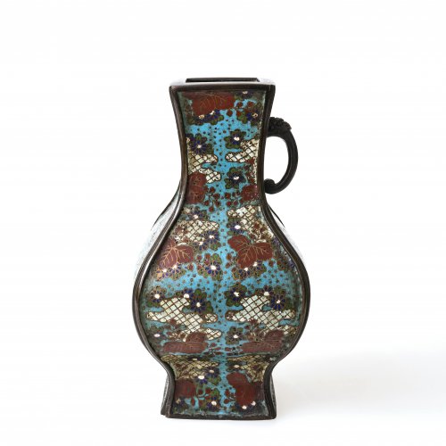 Cloisonné-Vierkantvase. China. Bronze, farbiger Emaildekor, ein Henkel fehlt, Email leicht besch. H. 25 cm.