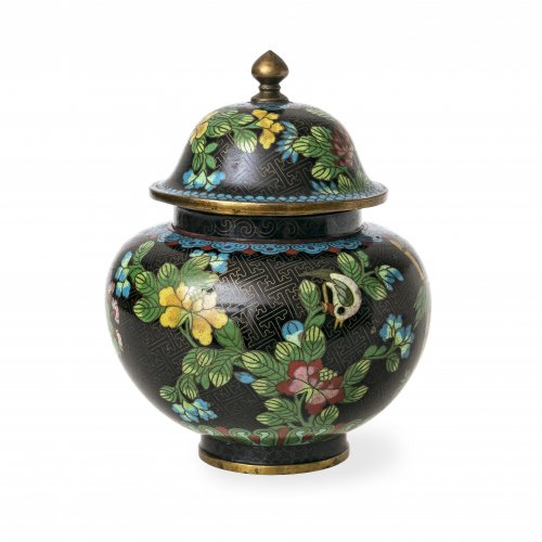 Cloisonné-Deckelvase. Japan, um 1900. Kupfer, farbig emailliert. Blütenzweig- und Vogeldekor. Deckelinnenrand best. H. 20 cm.