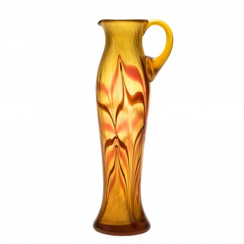 Jugendstil-Henkelvase. Bernsteinfarbenes Glas mit gelb-/orangerotem Überfang, lüstriert. In der Art von Loetz, gravierte Bodenmarke 