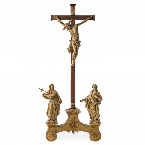 Standkreuz. Süddeutsch, 18. Jh. Holz, ungefasst. Mit Schmerzensmutter und Johannes. Leicht besch., rest., Kreuz später. H. 86 cm.