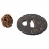 Tsuba und Miniatur-Schnitzarbeit. Eisen bzw. Obstkern oder Nuss. ø 7 bzw. H. 3 cm.