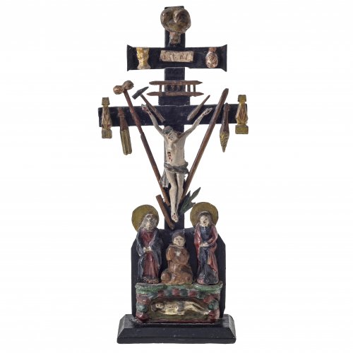 Standkreuz mit Arma Christi. Bayerischer Wald, 19. Jh. Holz. Christus als Dreinageltypus. Alterungsspuren. H. 42 cm.