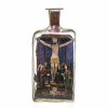 Flascheneingericht. Bayerischer Wald, Ende 19. Jh. Farbloses Glas, Altar mit Kreuz Christi, Assistenzfiguren sowie Arma Christi aus Holz, bemalt. Alterungsspuren. H. 25 cm.