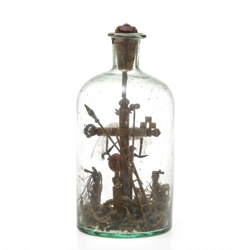 Flascheneingericht. Alpenländisch, 19. Jh. Farbloses Glas, darin Holzarbeit. Arma Christi, mit Naturalien dekoriert.  Besch. H. 18 cm.