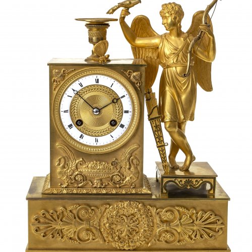 Pendule. Frankreich, um 1830. Bronze, feuervergoldet. Mit Amor. Mit rest. H. 35 cm.