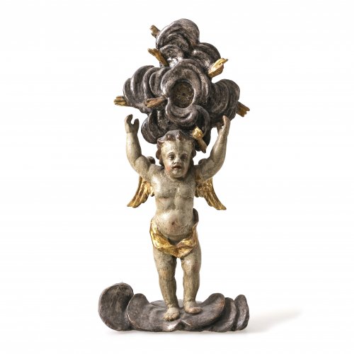 Putto mit Reliquie. Holz,  übergangene Inkarnat-, Gold- und Silberfassung. Besch. H. 37 cm.