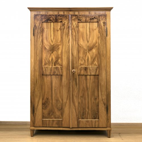 Biedermeier-Schrank. Nussbaum, furniert. Zweitürig. Leicht besch. 215 x 140 x 52 cm.