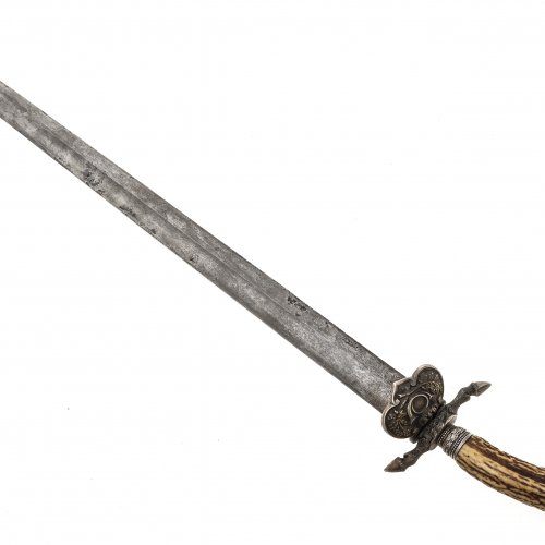 Hirschfänger. Thurn und Taxis. Kurfürstenkrone und Posthorn. Silbernes Gefäß.  Hirschhorngriff. L. 75 cm, Klinge 59,5 cm.