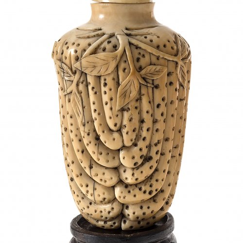 Snuffbottle. Buddhist. Hand. Elfenbein, 19. Jh. China. H. 8,5 cm.