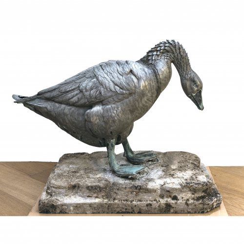 Gartenfigur. Gans. Metallguss, kupferhaltige Legierung. Auf Steinsockel montiert (lose). Besch. H. Figur 48 cm, H. Sockel 11 cm.