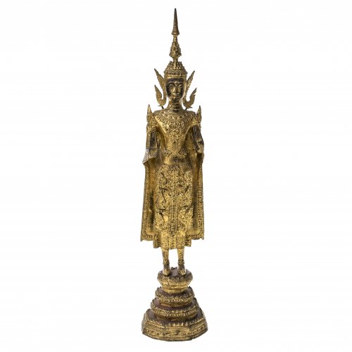 Buddha im Fürstenschmuck, Thailand. Ratanakosin, wohl 19. Jh. Bronze, über Schwarzlack vergoldet, gefüllt. Verwitterungsspuren. H. 59 cm.