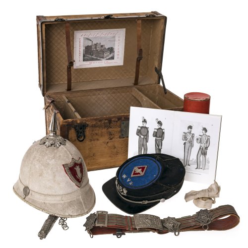 Konvolut an Militaria der M.C. Lilley & Company, 19./20. Jh. Hölzerne Kiste mit diversem militärischem Equipment, mehrteilig. Kiste mit Eisenbeschlag und Lederapplikationen, innen ein Aufkleber mit Fabrikansicht  