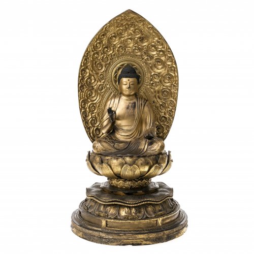 Buddha auf Lotossockel. Goldlackarbeit. Leicht besch., ein Finger fehlt. H. 53 cm.