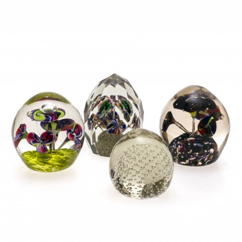 Vier Paperweights. 20. Jh. Bayerischer Wald. Farbloses Glas, eines facettiert. Mit farbigen, floralen Einschmelzungen, eines mit Luftblasen. Leichter Abrieb. H. 10-6,5 cm.