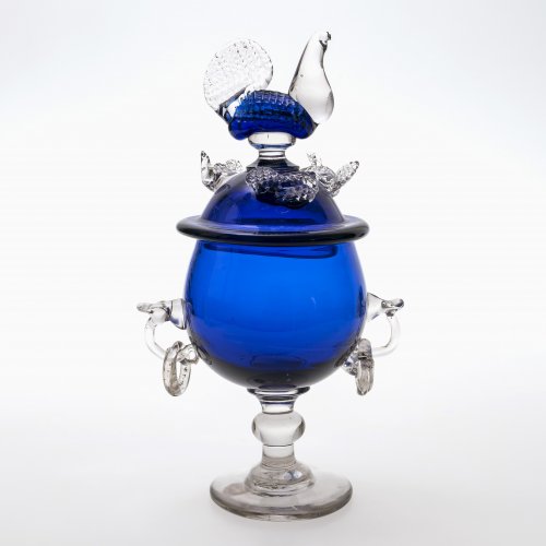 Pokal. Farbloses und blaues Glas. Deckel mit Hahnbekrönung. Besch. H. 27 cm.