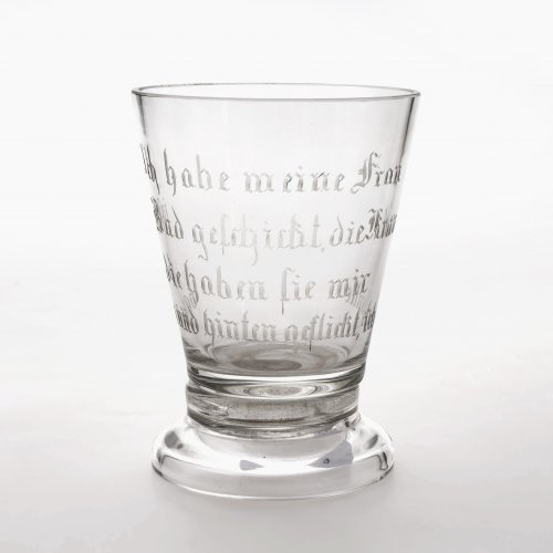 Scherzbecher, farbloses Glas, im Boden Münze. Leicht best. H. 12 cm.