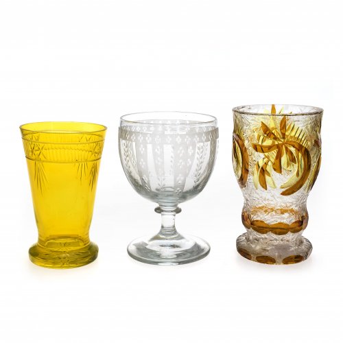 Zwei Becher, ein Kelchglas. Farbloses Glas, eines gelb überfangen, eines mit Flächenätzdekor und Schliffdekor Gelb und Ocker bemalt. H. 13-14,5 cm.