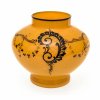 Vase. Farbloses Glas, orangefarbener Überfang, schwarze Emailmalerei. Berieben, herstellungsbedingte Unregelmäßigkeiten im Überfang. H. 14 cm.