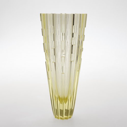 Vase. Metelák, Glasfachschule. Hellgelbes Glas. Geschälter und hochgeschliffener, rechteckiger Schliffdekor. Best. H. 27,5 cm.