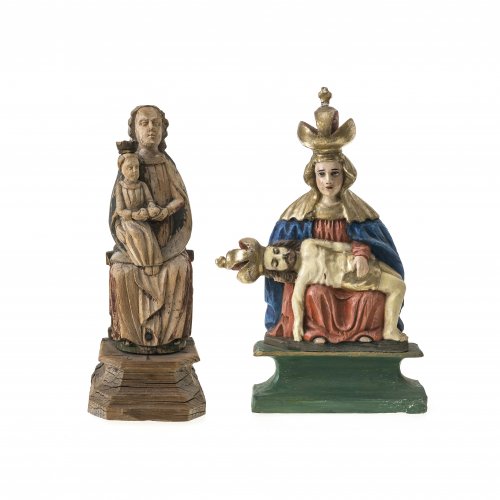 Pietà aus Sastin und Madonna mit Jesuskind.
Sastin, 19. Jh. Pietà mit Heiligenberger Krone, auf höherem Fundament. Übergangene Farbfassung, Best. und rest. Absplitterungen am Sockel. H. 39 cm. 
Süddt./ Böhmen, 18./19. Jh. Muttergottes auf Thron sitzend, das Jesuskind auf ihrem Schoß. Reste der Farbfassung. Krone Mariens fehlend. Best. und Risse im Holz. H. 33 cm.