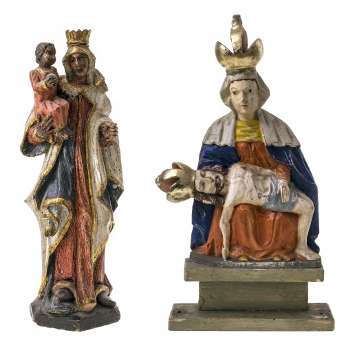 Pietà aus Sastin und Muttergottes mit Jesuskind.
Pietà, Sastin (Slowakei), 19. Jh. Muttergottes mit Leichnam Jesu Christu auf ihrem Schoß liegend. Figuren auf hohem Fundament. Übergangene Farbfassung. Best. und rest. H. 41 cm. 
Böhmen/Süddtl., 18./19. Jh. Muttergottes mit Jesuskind auf ihrem rechte Arm sitzend.  Maria wird als Himmelskönigin dargestellt, Zepter fehlend. Der bekleidete Jesus hält in seiner Rechten die Weltenkugel als Symbol seiner Herrschaft über den Globus. Übergangen Farbfassung. Best. und rest. H. 42 cm.