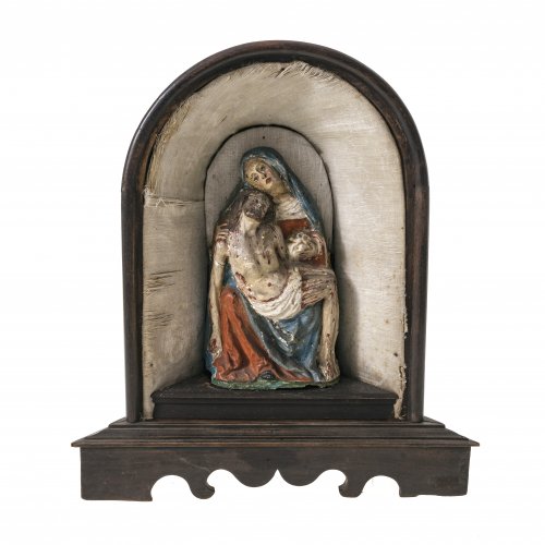 Pietà im Schrein. Holz, Farbfassung. Die Gottesmutter innig ihrem Sohn zugewandt. Besch., rest. Dunkelbraun gebeizter Rundbogenschrein, Glas erg. H. Figurengruppe 17 cm, H. Schrein 31 cm.