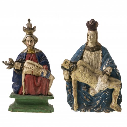 Zwei Pietàs, ein Typ Sastin.
Sastin (Slowakei), 19. Jh.  Pietà, übergangene Farbfassung. Best. und rest. H. 48 cm. 
Süddt./ Böhmen, 19. Jh. Pietà, rückseitig flach. Übergangene Farbfassung. Best. und rest., berieben, eine Krone fehlt. H. 42 cm.