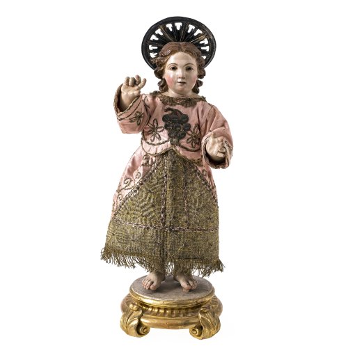 Segnendes Jesuskind. Italien. Tw. Holz, Farbfassung, textile Bekleidung. Best. H. Figur 41 cm.