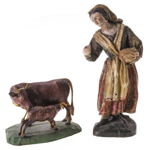 Magd mit Krippenfigur einer Kuh und säugendem Kalb. Holz, Farbfassung. H. Attribut fehlt. Besch. H. 9-24 cm.