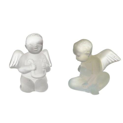 Zwei Engel, Lalique, Glas. durchsichtig bzw. irisierend. Ein kniender Engel mit Harfe und ein in Meditation versunkender Engel. H. 8-9 cm.