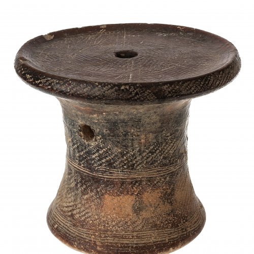 Hocker, Ton. Afrika. H. 23,5 cm.