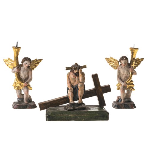 Christus in der Rast und ein Leuchterengelpaar. Holz bzw. Modelliermasse, übergangene Farb- und Goldfassung. Besch., tw. rep. H. 9-12 cm.