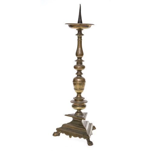 Leuchter, Italien, 18. Jh. Bronze. Auf Tatzen Dreieckfuß, mehrfach gegliederter Balusterschaft, Traufschale mit Eisendorn. H. 51 cm.