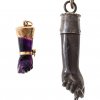 Zwei Amulette. Neidfeigen. Steinbockhorn und Amethyst. 3,2 - 6 cm.